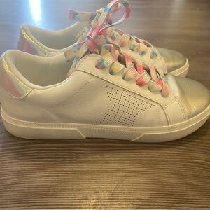 Girls tennis shoes! Barley worn!